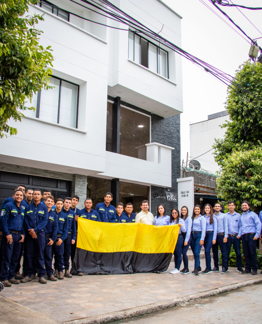 Equipo Colomtel frente al Edificio Colomtel